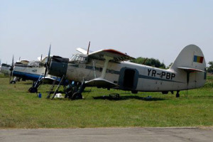 Avion pe aerodrom Cioca