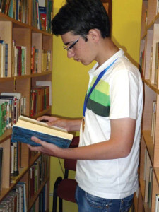 Marius Posa in biblioteca (2)
