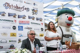 Peter Hochmut si Anemona Hermeneanu organizator Foto Costi Duma Peter Hochmut si Anemona Hermeneanu organizator Foto Costi Duma