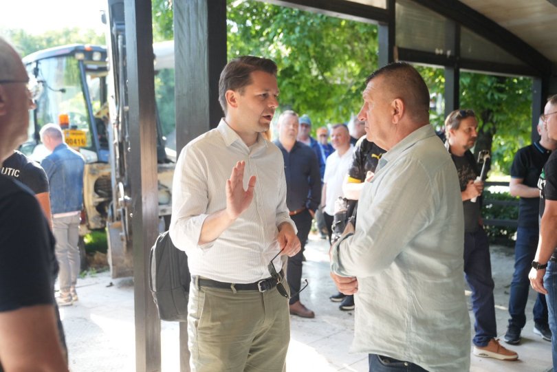 Rubern Latcau - demolare pizzeria Poli Foto PMT