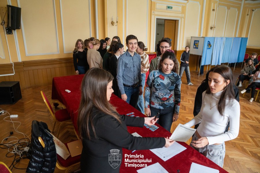 Elevi -vot program bugetare participativa la Primariia Timisoara Foto PMT